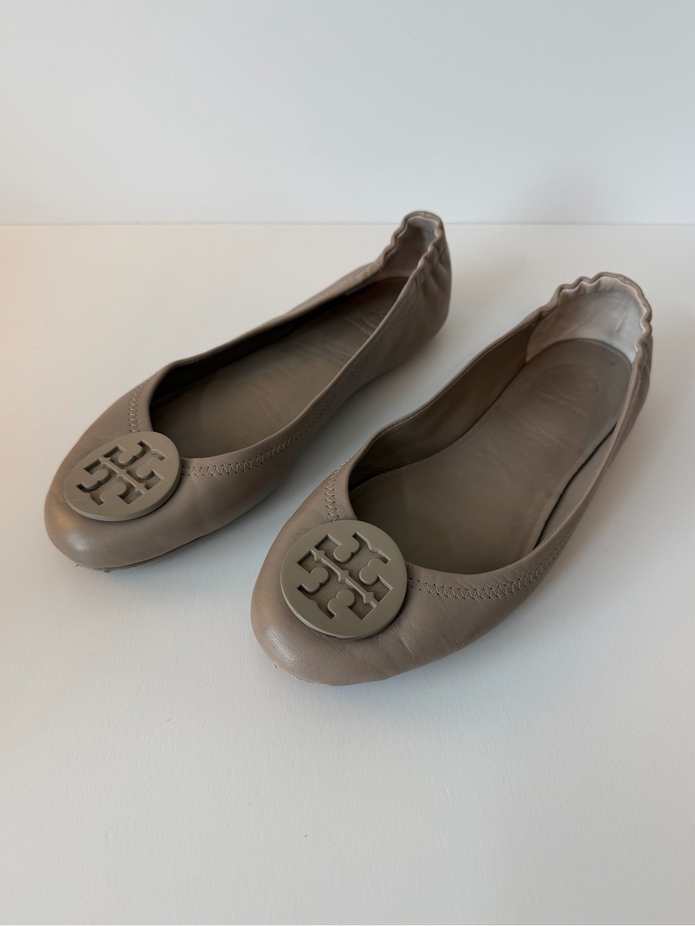 Tory Burch Minnie Travel Ballet Flats in French Gray Leather, Size 8